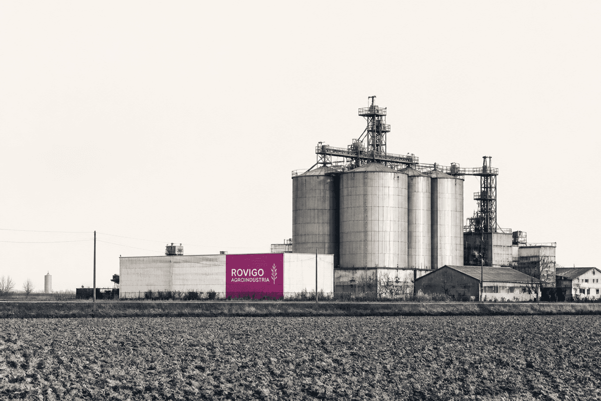 Veneto produttivo: zona industriale e laguna al tramonto