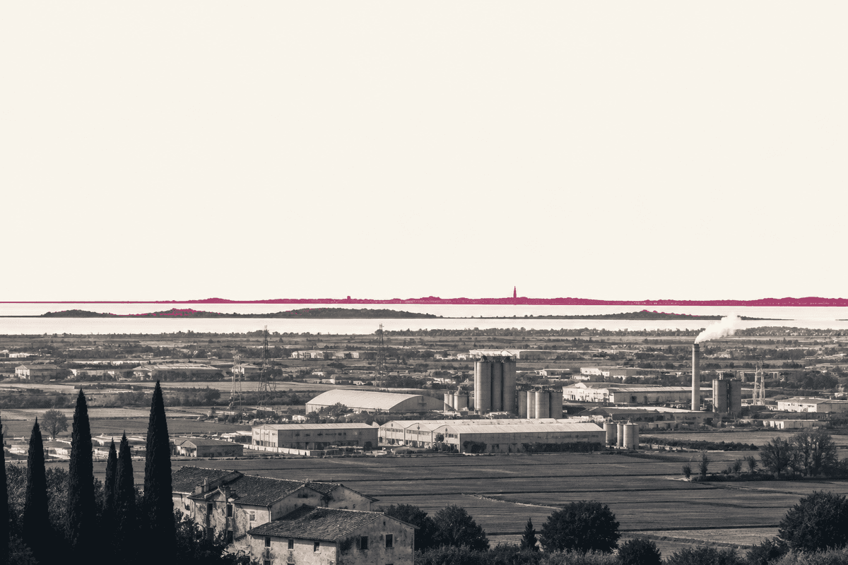 Veneto produttivo: zona industriale e laguna al tramonto
