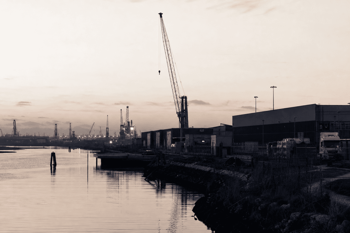 Veneto produttivo: zona industriale e laguna al tramonto